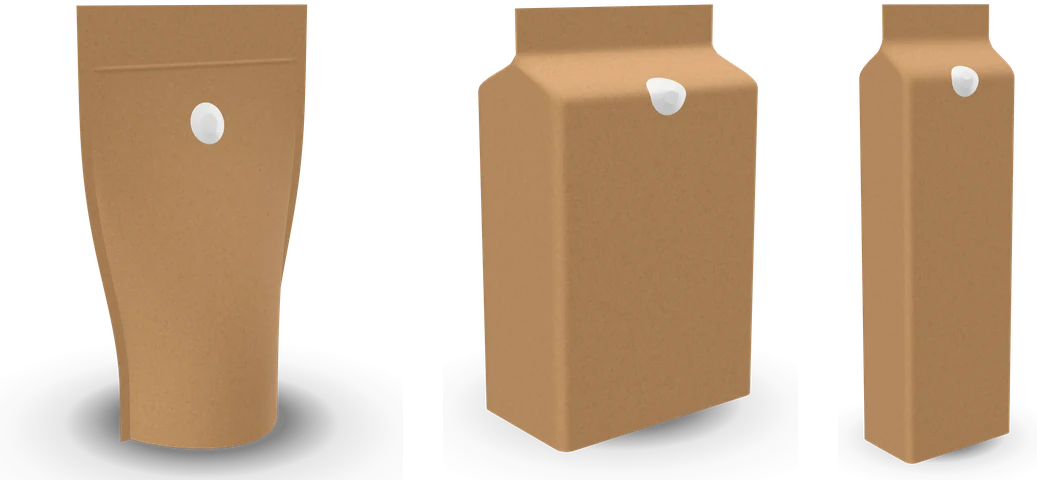 Ein unbedruckter Standbodenbeutel, Blockbodenbeutel und Seitenfaltenbeutel aus Kraftpapier, jeder mit einem Ventil
